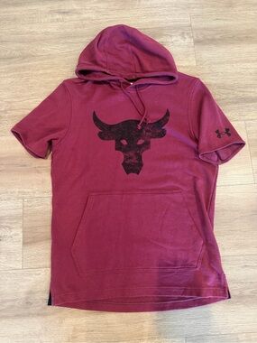 Under Armour Burgundy Short Sleeve Hoodie with Black Bull Graphic